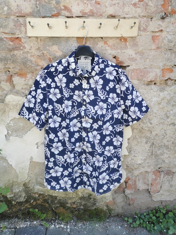 Kurzarm Hemd blau mit weißen Blumen - Colours & Sons