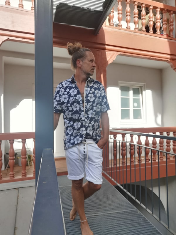 Kurzarm Hemd blau mit weißen Blumen - Colours & Sons